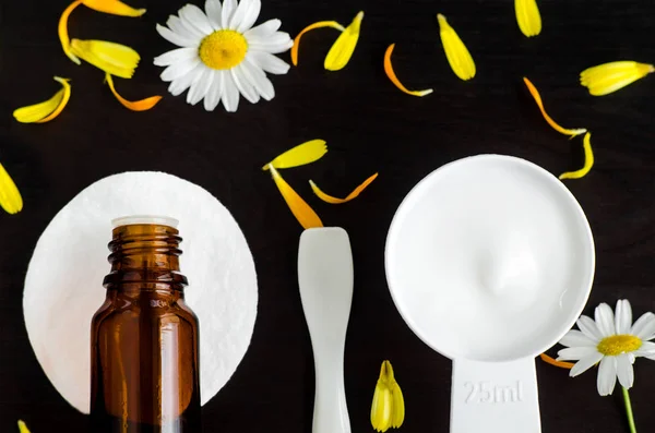 Pequeña Cucharada Con Máscara Blanca Crema Facial Con Extractos Flores —  Fotos de Stock