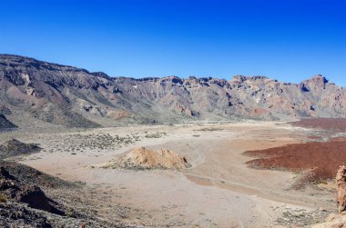 Görünümü ile sertleştirilmiş lav yanardağ Teide Las Canadas Caldera. Teide Milli Parkı dağ manzarası bulutların üstünde. Tenerife, Kanarya Adaları, İspanya. 