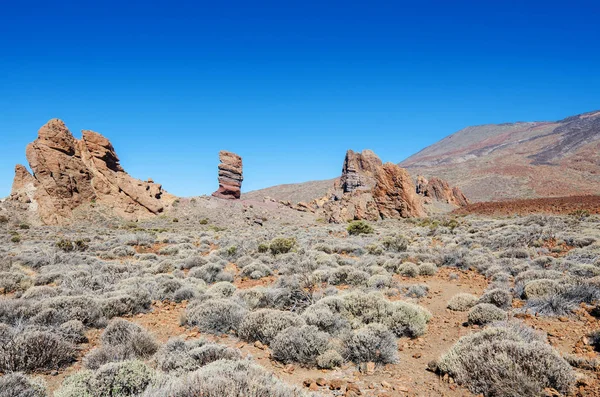 Teide 的环境与硬化的熔岩和岩石形成罗克 Cinchado 上帝的手指 Teide 国家公园山景观之上的云彩 特内里费岛 加那利群岛 西班牙 — 图库照片