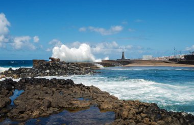 Büyük okyanus dalgaları üzerinde doğal havuz kırma. Küçük tesisi Bajamar şehir, Tenerife North, Kanarya Adaları, İspanya. 