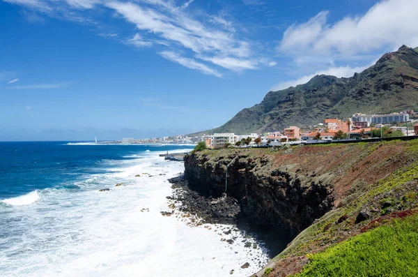 Tenerife North güzel manzara. Kırsal park Anaga dağlar, Atlantik Okyanusu, dik bankalar, büyük dalgalar ve köyleri Bajamar ve Punta Del Hidalgo görünümünü. Tenerife, Kanarya Adaları, İspanya 