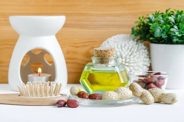 Botol kecil dengan minyak kacang tanah untuk perawatan kulit dan rambut alami. Konsep perawatan kulit alami. Salin ruang . — Stok Foto