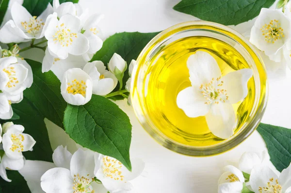 Mangkuk Kaca Kecil Dengan Minyak Aroma Kosmetik Pijat Pembersihan Melati — Stok Foto