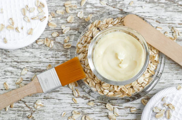 Liten Glasskål Med Ansiktsmask Fuktkräm Body Butter Med Havreextrakt Naturlig — Stockfoto