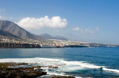 Kuzey Sahil Tenerife adasının genel görünümü. Küçük kasaba Bajamar ve Tejina. Mount Teide içinde belgili tanımlık geçmiş. Kanarya Adaları, İspanya. 