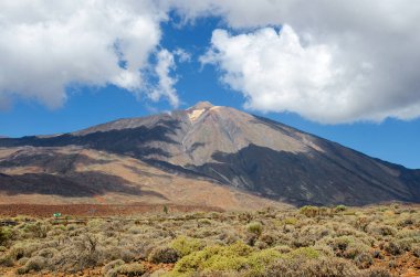 Güzel manzara Dağı Teide, mavi gökyüzü ile beyaz bulutlar. Teide Milli Parkı, Tenerife, Kanarya Adaları, İspanya. 