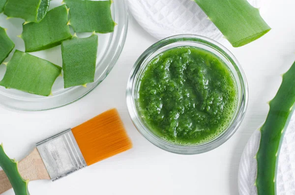 Kleine Glasschale Mit Aloe Vera Püree Und Kosmetikpinsel Hausgemachte Gesichts — Stockfoto