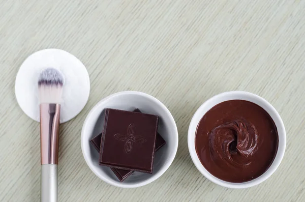 Mangkuk Putih Kecil Dengan Diy Cocoa Coklat Gelap Masker Wajah — Stok Foto