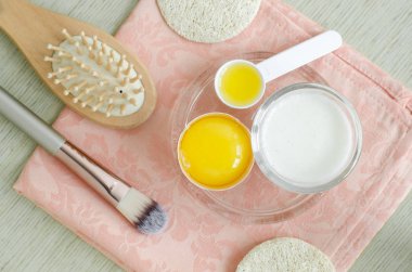 Yunan yoğurt (ekşi krema veya kefir), çiğ yumurta ve zeytin yağı - DIY yüz ve saç maskeleri, scrubs ve nemlendiriciler hazırlanması için malzemeler. Ev yapımı güzellik tedavileri tarifi. Üstten Görünüm, kopya alanı