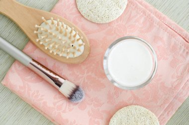 DIY yüz ve saç maskeleri, scrubs ve nemlendiriciler hazırlanması için Yunan yoğurt (ekşi krema veya kefir). Ev yapımı güzellik tedavileri tarifi. Üstten Görünüm, kopya alanı