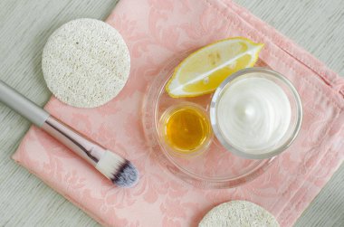 Mayonez (Yunan yoğurt, ekşi krema veya kefir), limon ve zeytin yağı - DIY yüz ve saç maskeleri, scrubs ve nemlendiriciler hazırlanması için malzemeler. Ev yapımı güzellik tedavileri tarifi. Üstten Görünüm.