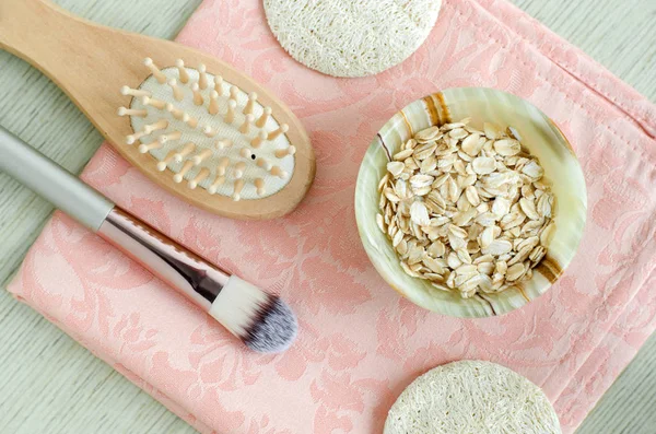 Oat berguling dalam mangkuk kecil untuk mempersiapkan topeng wajah buatan sendiri dan scrub. Kosmetik Oatmeal. Tampilan atas, ruang penyalinan . — Stok Foto