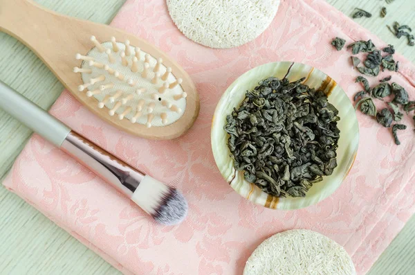 Mangkuk onyx kecil dengan daun teh hijau kering untuk mempersiapkan masker wajah / rambut / toner. Perawatan kecantikan buatan sendiri. Tampilan atas, ruang penyalinan . — Stok Foto