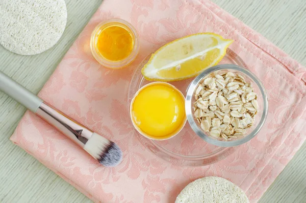 Oatmeal, raw egg, lemon and olive oil - ingredients for preparing diy face and hair masks, scrubs and moisturizers. Homemade beauty treatments recipe. Top view, copy space — Stock Photo, Image