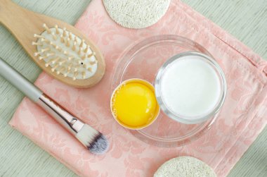 Yunan yoğurt (ekşi krema veya kefir) ve DIY yüz ve saç maskeleri, scrubs ve nemlendiriciler hazırlanması için çiğ yumurta. Ev yapımı güzellik tedavileri tarifi. Üstten Görünüm, kopya alanı