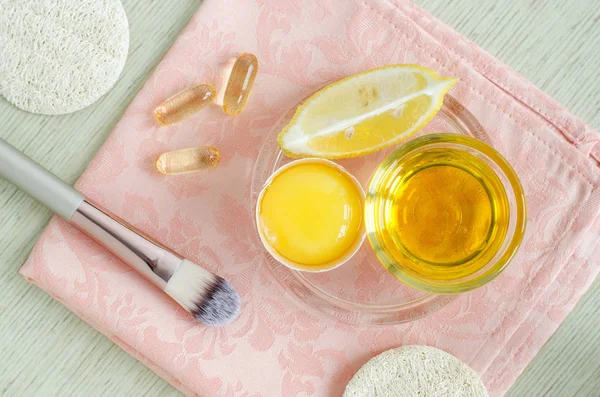 Minyak zaitun, telur mentah, lemon dan vitamin E softgel - bahan-bahan untuk mempersiapkan wajah dan masker rambut, semak-semak dan pelembab. Resep perawatan kecantikan buatan sendiri. Tampilan atas, ruang penyalinan — Stok Foto
