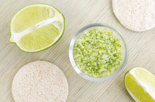 Hausgemachtes Gesichts- und Körperkalkpeeling mit Limettenschale und -saft, Meersalz und Olivenöl. diy Schönheitsbehandlungen und Wellness-Rezept. Ansicht von oben, Kopierraum. — Stockfoto