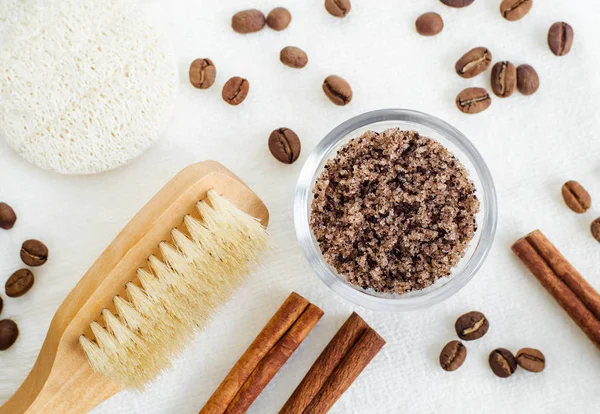 Exfoliante casero de aroma picante con azúcar morena, café molido, aceite de oliva y canela en polvo. DIY tratamientos de belleza y receta de spa. Vista superior, espacio de copia . — Foto de Stock