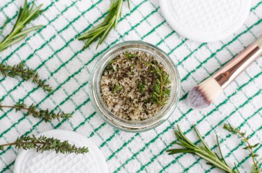 Ev yapımı bitkisel fırçalama (ayak emmek veya banyo tuzu) biberiye, kekilik, deniz tuzu ve zeytinyağı ile. Doğal cilt ve saç bakımı. DIY Güzellik bakımları ve Spa tarifi. Üstteki görünüm, kopya alanı 