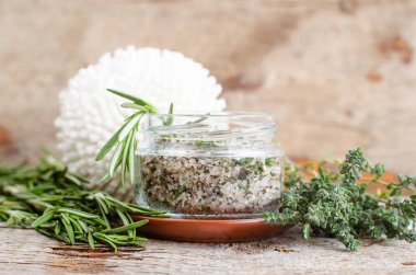 Biberiye, kekik, deniz tuzu ve zeytinyağı ile ev yapımı bitkisel temizlik (ayak veya banyo tuzu). Doğal cilt ve saç bakımı. DIY güzellik tedavileri ve spa tarifi. Boşluğu kopyala