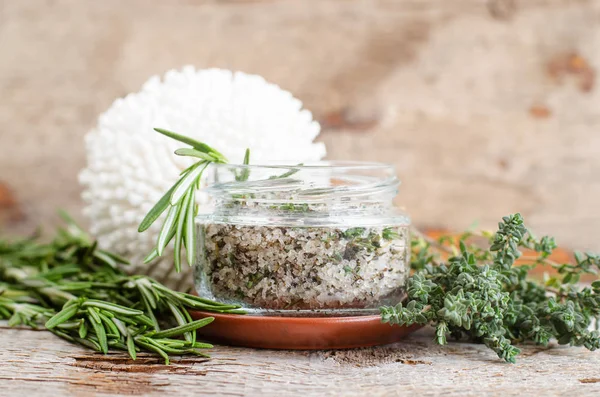 Esfoliação herbácea caseira (pé embebido ou sal de banho) com alecrim, tomilho, sal marinho e azeite. Pele natural e cuidados com o cabelo. DIY tratamentos de beleza e receita de spa. Espaço de cópia — Fotografia de Stock