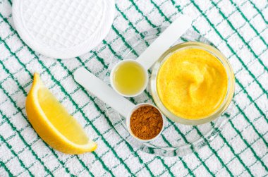 Zerdeçal ve Yunan yoğurt (ekşi krem veya kefir) limon ve zeytinyağı ile yüz maskesi. DIY yüz ve saç maskeleri ve nemlendiricileri hazırlamak için malzemeler. Ev yapımı güzellik bakımları tarifi. Üst görünüm. 