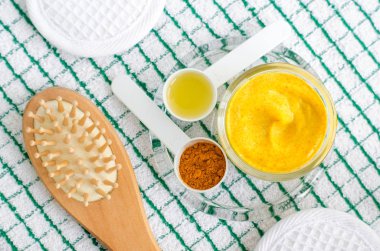 Zeytin yağı ile türerik ve Yunan yoğurt (ekşi krem veya kefir) yüz maskesi. DIY yüz ve saç maskeleri, Scrubs ve nemlendiriciler hazırlamak için malzemeler. Ev yapımı güzellik bakımları tarifi. Üst görünüm. 
