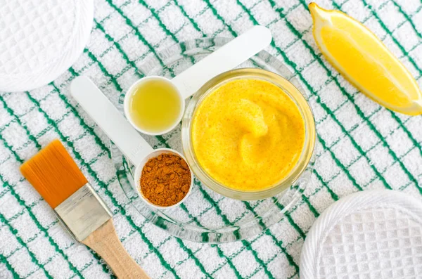 Mascarilla facial de cúrcuma y yogur griego (crema agria o kéfir) con limón y aceite de oliva. Ingredientes para preparar mascarillas y cremas hidratantes para la cara y el cabello. Receta de tratamientos de belleza caseros. Vista superior . — Foto de Stock