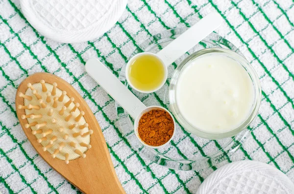 Masque facial au yogourt grec (crème sure ou kéfir) avec poudre de curcuma et huile d'olive. Ingrédients de masques et d'hydratants pour le visage et les cheveux. Recette de soins de beauté maison. Vue du dessus, espace de copie — Photo