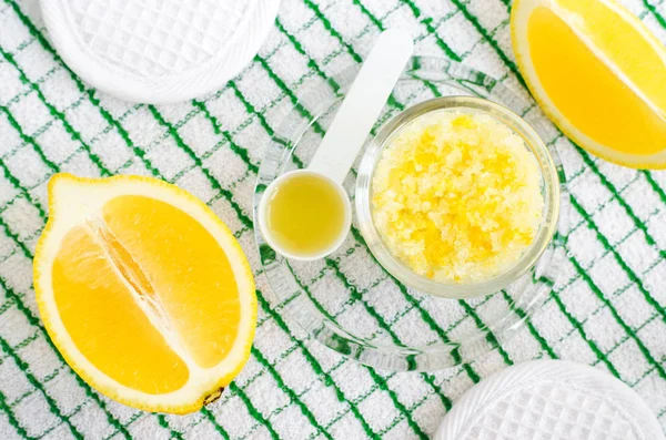 Scrub buatan sendiri (direndam kaki atau garam mandi) dengan jus lemon dan semangat, garam laut dan minyak zaitun. Perawatan kecantikan dan resep spa. Tampilan atas, ruang penyalinan — Stok Foto