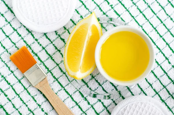 Olivenöl in der kleinen Schüssel und Zitrone. Inhaltsstoffe von Gesichts- und Haarmasken und Feuchtigkeitscremes. hausgemachte Schönheitsbehandlungen Rezept. Ansicht von oben, Kopierraum. — Stockfoto