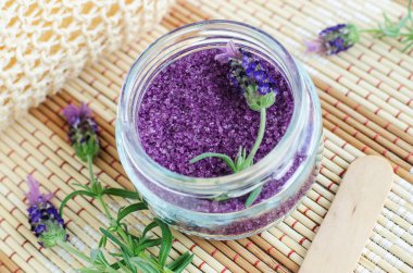 Ev yapımı mor peeling scrub (ayak emmek veya banyo tuzu) esansiyel lavanta yağı ile. Kavanozda lavanta çiçeği nin tepesinde. Doğal cilt ve saç bakımı. Diy güzellik tedavileri ve spa tarifi. Kopyalama alanı.  