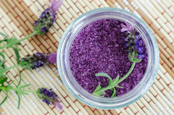 Sikat eksfoliasi ungu buatan sendiri (rendam kaki, garam mandi) dengan minyak lavender esensial. Lavender bunga dalam stoples. Kulit alami dan perawatan rambut. Perawatan kecantikan, resep spa. Tampilan atas, ruang penyalinan . — Stok Foto