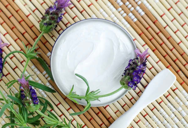 Jar dengan krim wajah putih (pelembab, masker, salep) dan bunga lavender. Konsep perawatan kulit alami. Tampilan atas, ruang penyalinan . — Stok Foto