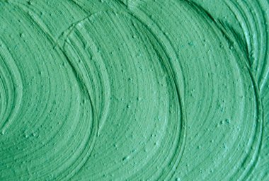 Yeşil kozmetik kil (yüz maskesi, krem, beden şal) doku yakın kadar seçici odak. Fırça darbeleri ile arka plan.