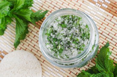 Şeker ile ev yapımı nane peeling scrub (ayak emmek, banyo tuzu) doğranmış nane yaprakları, zeytinyağı ucu uçucu nane yağı. Doğal cilt ve saç bakımı. Diy güzellik tedavileri, spa tarifi. Kopyalama alanı. 
