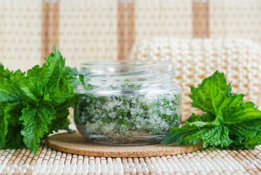 Şeker ile ev yapımı nane peeling scrub (ayak emmek, banyo tuzu) doğranmış nane yaprakları, zeytinyağı ucu uçucu nane yağı. Doğal cilt ve saç bakımı. Diy güzellik tedavileri, spa tarifi. Kopyalama alanı. 