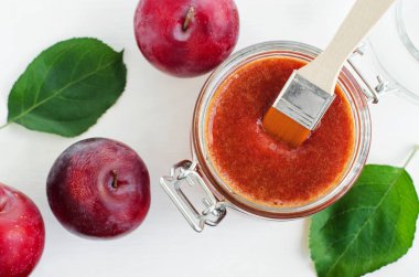 Cam bir kavanozda ev yapımı erik yüz maskesi. Diy kozmetik ve spa tarifi. Üst görünüm, kopyalama alanı.  