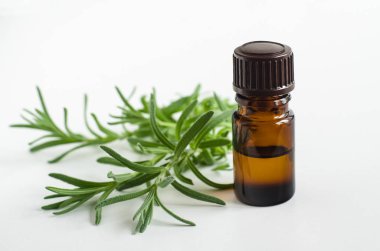 Uçucu yağ ile küçük bir şişe. Aromaterapi, spa ve bitkisel ilaç maddeleri. Kopyalama alanı   