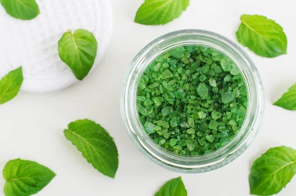 Zielona sól do kąpieli aromatycznych (stopa moczyć) w szklanym słoiku i liści mięty. Naturalne zabiegi kosmetyczne. Widok z góry. — Zdjęcie stockowe