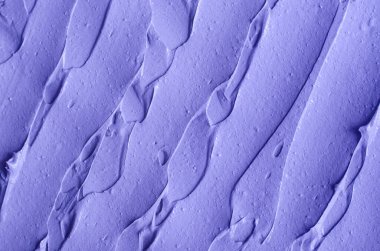 Mor yüz kremi (aljinat yüz maskesi, vücut sargısı, saç kremi) dokusu yakın, seçici odaklanma. Fırça darbeleriyle lavanta soyut arkaplan.