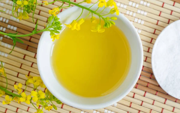 Mangkuk Putih Kecil Dengan Minyak Kosmetik Pembersihan Bunga Liar Kuning — Stok Foto