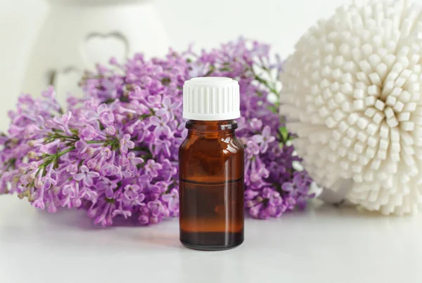 Kleine Fles Met Essentiële Olie Tinctuur Infusie Parfum Lila Bloemen — Stockfoto