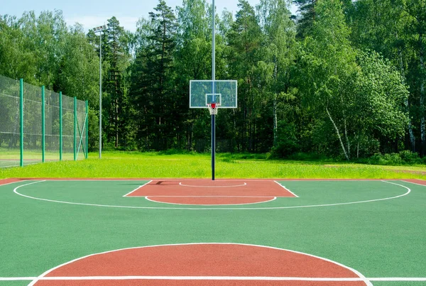 Lapangan Bola Basket Kosong Taman Pada Hari Musim Panas Yang Stok Lukisan  