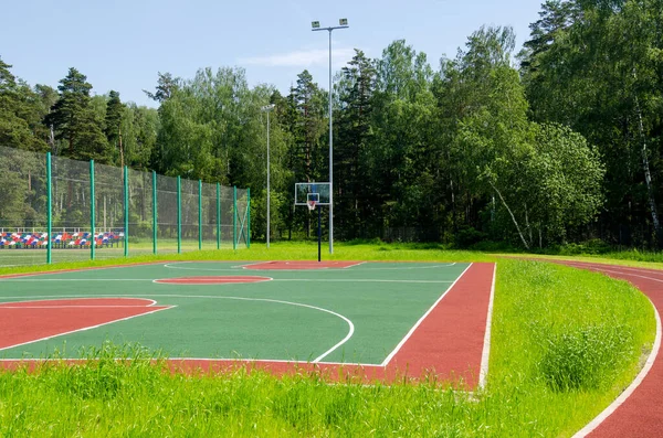 Баскетбольная Площадка Парке Солнечный Летний День — стоковое фото