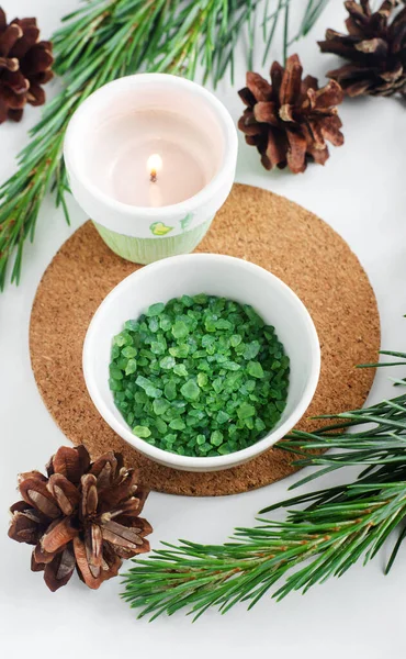 小白碗 有绿色香气浴盐 点着蜡烛和松树枝条 圣诞芳香疗法 冬季温泉和草药的概念 顶部视图 复制空间 — 图库照片