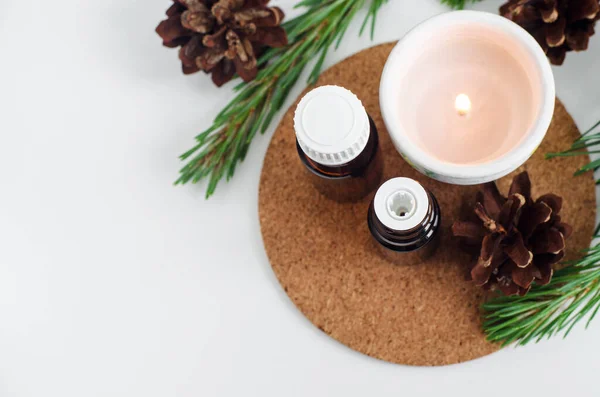 Kleine Glazen Flesjes Met Essentiële Pijnboomolie Brandende Kaars Aromatherapie Spa — Stockfoto