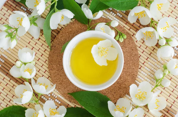 Liten Vit Skål Med Kosmetisk Aromaolja Och Vita Jasminblommor Naturlig — Stockfoto