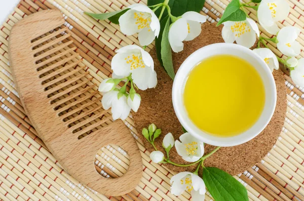 Mangkuk Putih Kecil Dengan Minyak Kosmetik Bunga Melati Putih Dan — Stok Foto