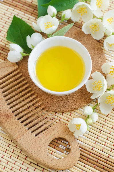 Mangkuk Putih Kecil Dengan Minyak Kosmetik Bunga Melati Putih Dan — Stok Foto